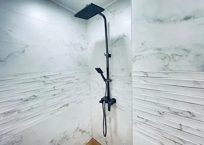 2br In Centre فارنا