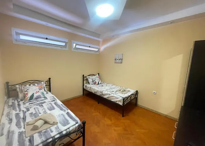 2br In Centre Apartment Warna